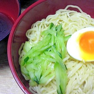 麺つゆとゴマ油で作るつけダレのつけ麺